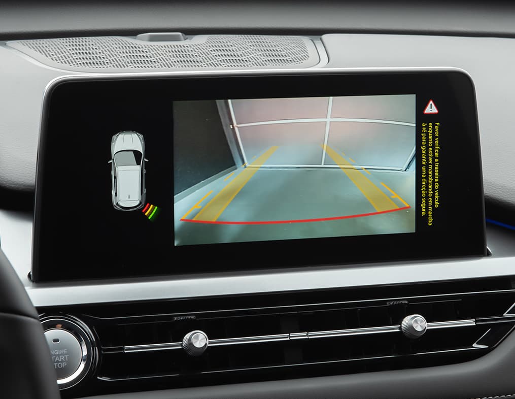 Câmera de ré com visão auxiliar de estacionamento e guias dinâmicas de direção